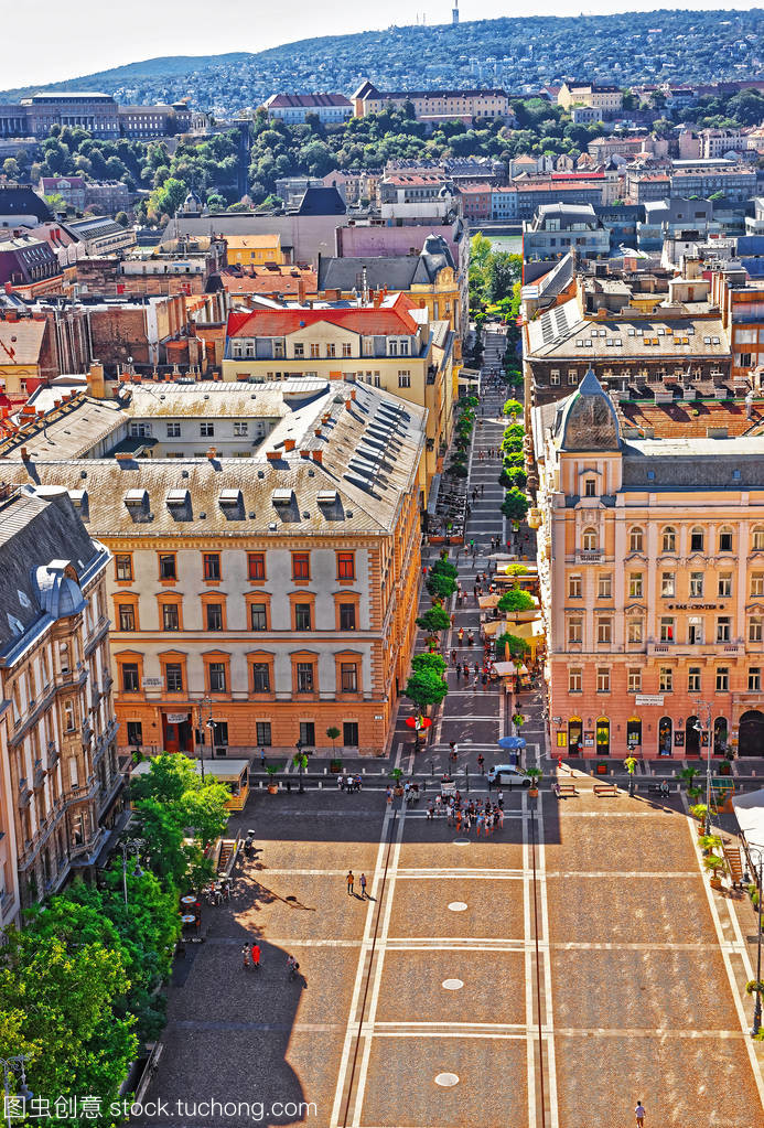 布达佩斯城市中心的屋顶俯视图